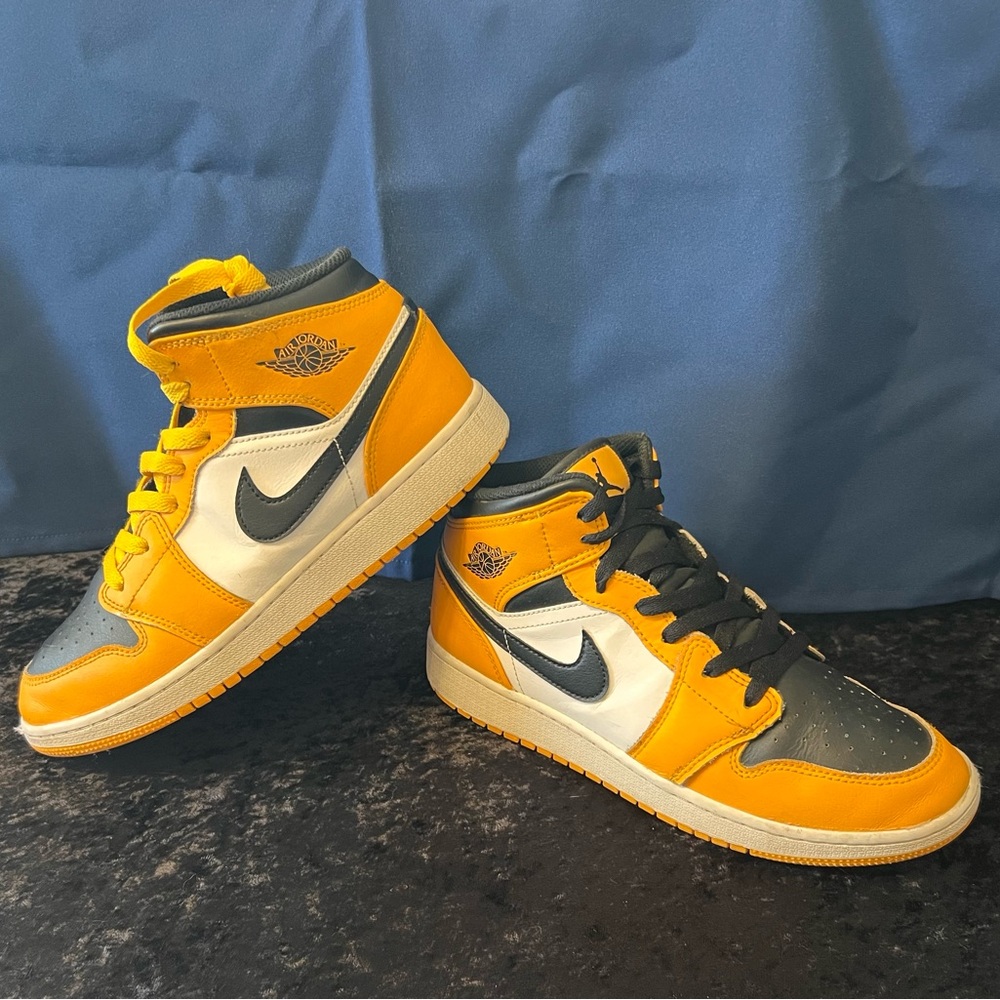 Nike Air Jordan Youth Size 7 Sneakers Yellow and Black